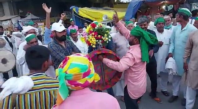 किसान आंदोलन: बॉर्डर पर दिखेगी किसानों की अनोखी होली, ढोल की थाप पर गाते बजाते पहुंच रहे किसान