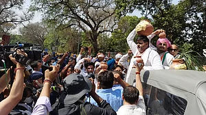 दिल्ली: नए कृषि कानूनों के खिलाफ किसान कांग्रेस का जोरदार प्रदर्शन, हिरासत में लिए गए कार्यकर्ता