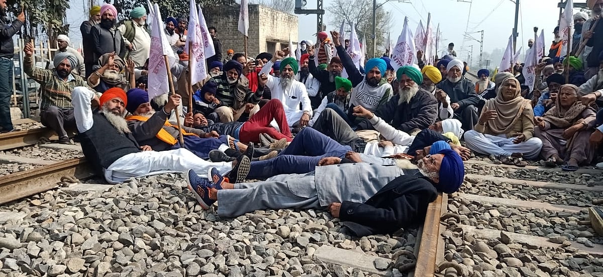 सड़क के बाद अब रेल ट्रैक जाम करेंगे किसान, 13 मार्च को मजदूरों के साथ निजीकरण के खिलाफ करेंगे प्रदर्शन