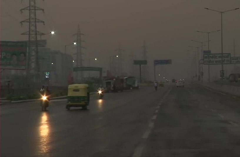 दिल्ली-एनसीआर में बदला मौसम का मिज़ाज, गरज के साथ हुई बारिश