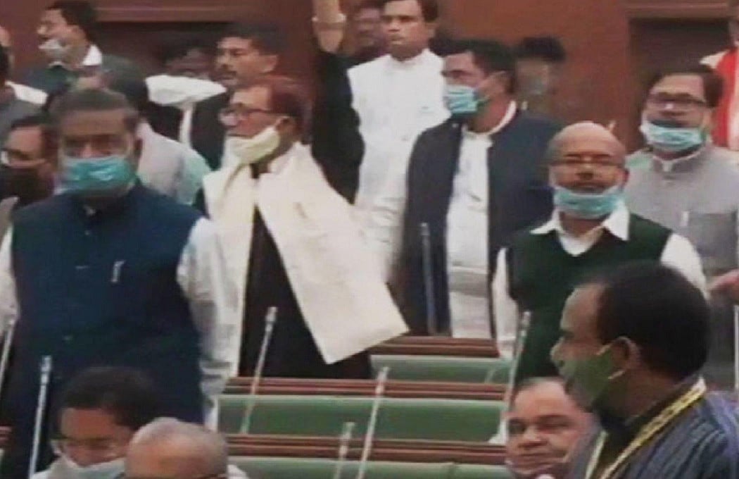 शराबबंदी को फेल बताकर विपक्ष का बिहार विधानसभा में हंगामा, RJD बोली- बिन शराब कई नेताओं-अधिकारियों को नहीं आती नींद