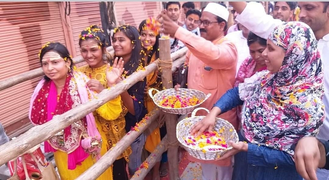 काशी में महाशिवरात्रि पर दिखी गंगा-जमुनी तहजीब, मुस्लिम समुदाय ने शिवभक्तों पर बरसाए फूल