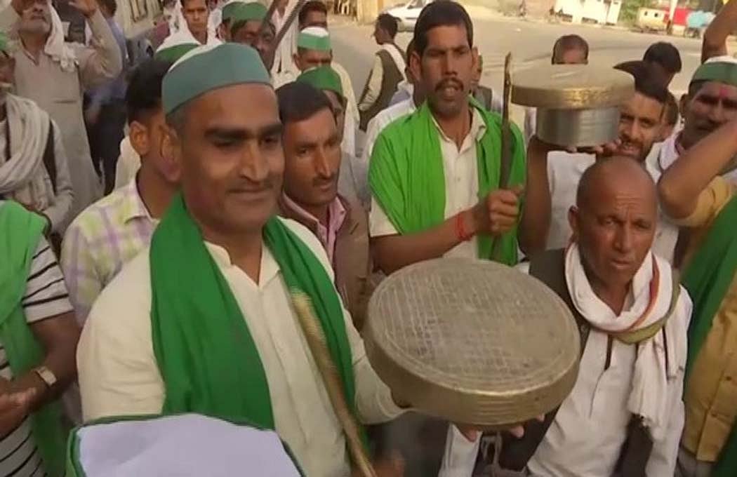 वीडियो: गाजीपुर बॉर्डर पर किसानों ने नाच-गाकर मनाई होली, कहा- सरकार को हर हाल में रद्द करना होगा कृषि कानून