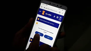 को-विन के बार-बार बंद होने से टीकाकरण में आया व्यवधान, पहले दिन आई दिक्कतें