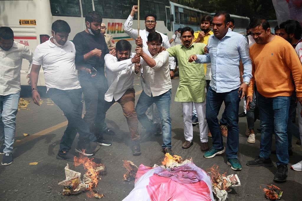 BJP सांसद साक्षी महाराज ने अन्नदाताओं को कहा था आतंकी, खालिस्तानी और दलाल! युवा कांग्रेस का प्रदर्शन