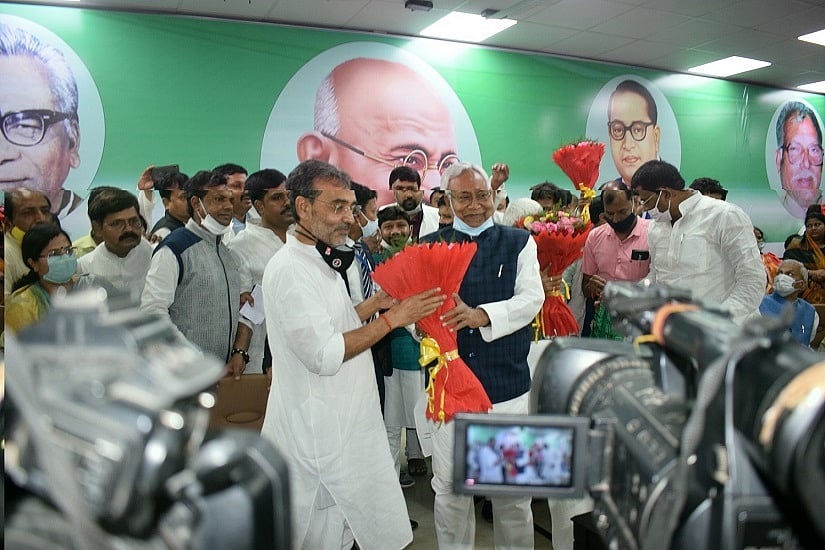 बिहार में नीतीश-कुशवाहा मिलन के पीछे बीजेपी का खौफ, एक-दूसरे की जरूरत ने कराया सियासी विलय!