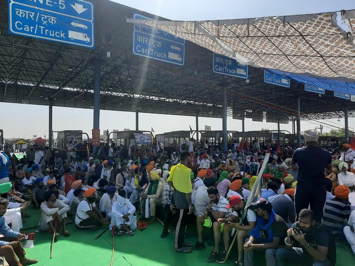 किसान आंदोलन: KMP हाइवे बंद, ट्रॉली, गद्दे और चारपाई लेकर हाइवे पर बैठे किसान, शव वाहन, एम्बुलेंस को मिलेगी छूट