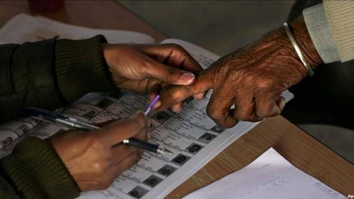 यूपी पंचायत चुनाव: कहीं मतदाता का नाम गायब, तो कहीं चली ईंट- पत्थर और लाठियां, कोरोना के खतरे के बीच मतदान जारी  