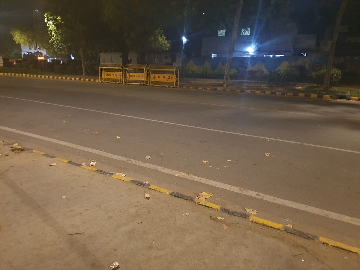 दिल्ली नाइट कर्फ्यू: 8 बजे से ही बंद होने लगीं दुकानें, स्टाफ की नौकरी पर भी खतरा, दिन में भी सड़कों पर घटी भीड़