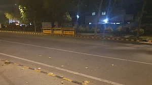 दिल्ली नाइट कर्फ्यू: 8 बजे से ही बंद होने लगीं दुकानें, स्टाफ की नौकरी पर भी खतरा, दिन में भी सड़कों पर घटी भीड़