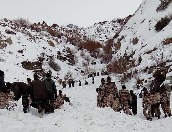 उत्तराखंड में हिमस्खलन से 8 की मौत, 6 की हालत गंभीर, 384 लोगों को सुरक्षित बचाया गया
