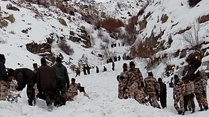 उत्तराखंड में हिमस्खलन से 8 की मौत, 6 की हालत गंभीर, 384 लोगों को सुरक्षित बचाया गया
