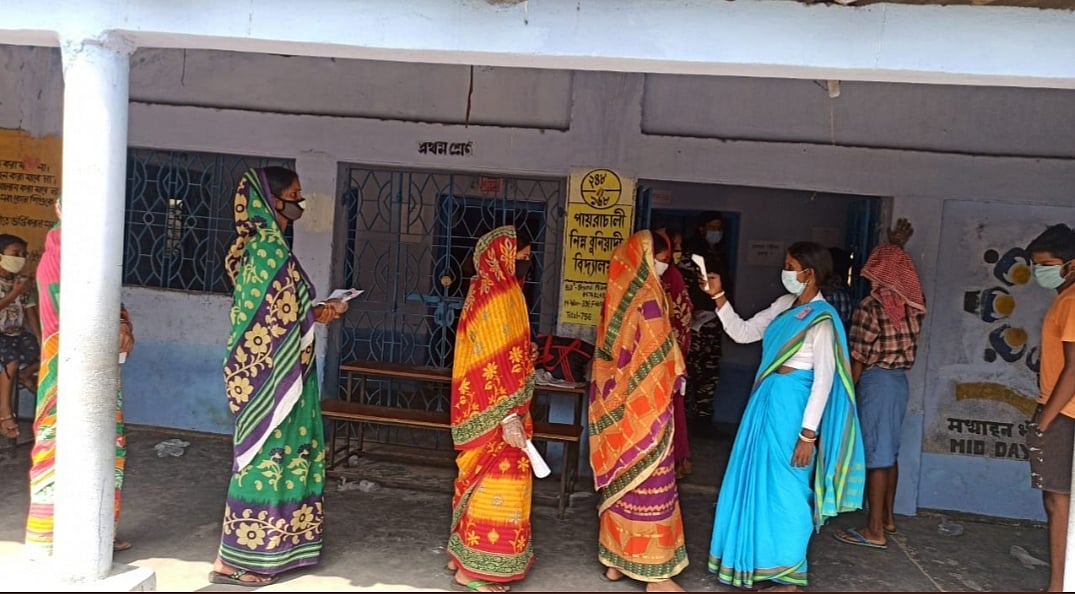 पश्चिम बंगाल चुनावों में महिला मतदाताओं की भूमिका अहम, जानिए किसका पलड़ा है भारी?