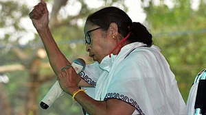 ममता बनर्जी का चुनाव आयोग पर गंभीर आरोप, कहा- पहले लोगों को मारा गया, अब सबूतों को समाप्त करने की हो रही कोशिश