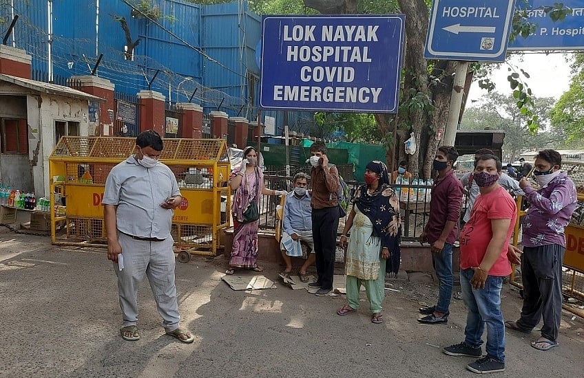 दिल्लीः अस्पताल के बाहर दर्जनों गंभीर मरीज कर रहे इंतजार, ऑक्सीजन की कमी के कारण नहीं खुल रहे दरवाजे