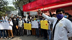 बिहार में कोरोना के बढ़ते संकट के बीच हड़ताल पर गए NMCH के जूनियर डॉक्टर, सुरक्षा की मांग