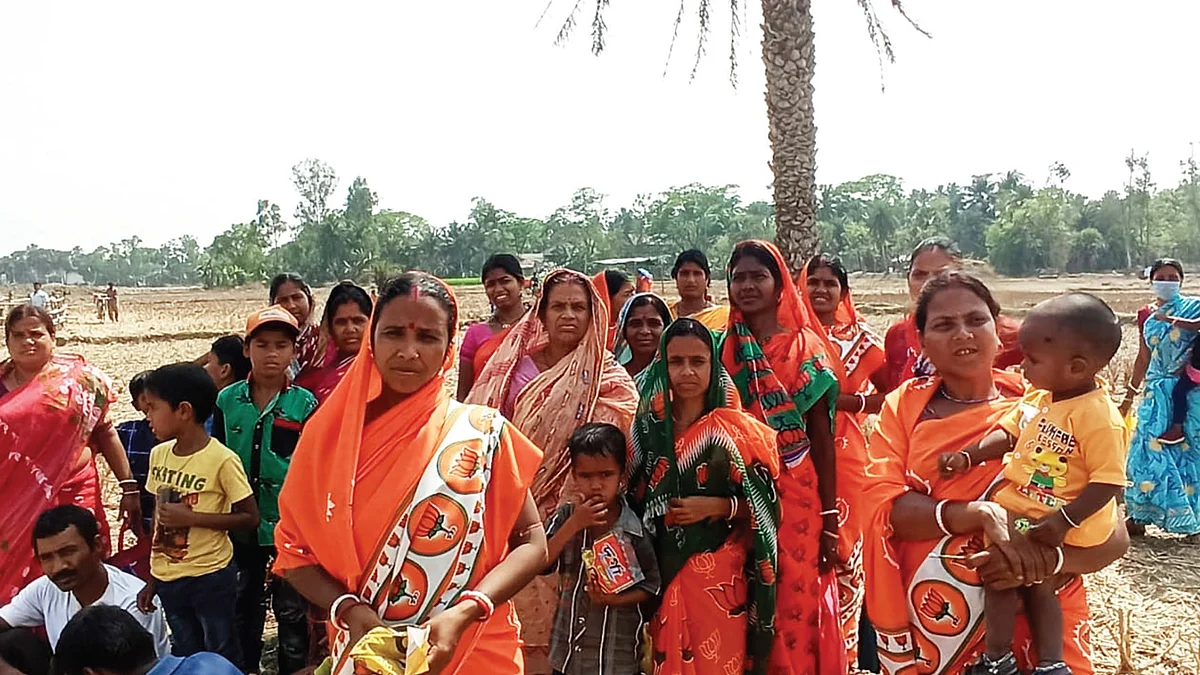 वरिष्ठ पत्रकार प्रभाकर मणि तिवारी इन दिनों बंगाल के विभिन्न इलाकों में घूम रहे हैं। उन्होंने यह तस्वीर नंदीग्राम में 30 मार्च को खींची। लेकिन उनका कहना है कि इस तरह का दृश्य उन्हें जगह-जगह देखने को मिल रहा है। साफ है कि बीजेपी ने विभिन्न रंगों  और डिजाइन में कपड़े वोटरों को दिए हैं। चुनाव आयोग की इस पर नजर क्यों नहीं पड़ पा रही है और वह कार्रवाई
करने से क्यों हि चक रही है, कहना मुश्किल नहीं है।