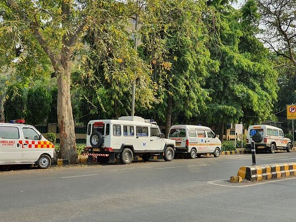 दिल्ली में एम्बुलेंस को भी नहीं मिल रही ऑक्सीजन, अस्पतालों के बाहर 3 दिन से इंतजार में खड़े हैं ड्राइवर