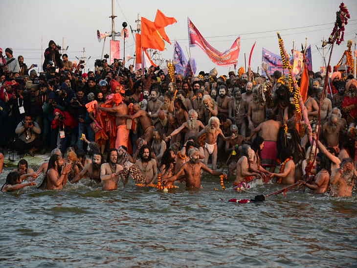 अखाड़े के कई सदस्यों में कोरोना के लक्षण पाए जाने के बाद निरंजनी अखाड़े ने की कुंभ समाप्ति की घोषणा