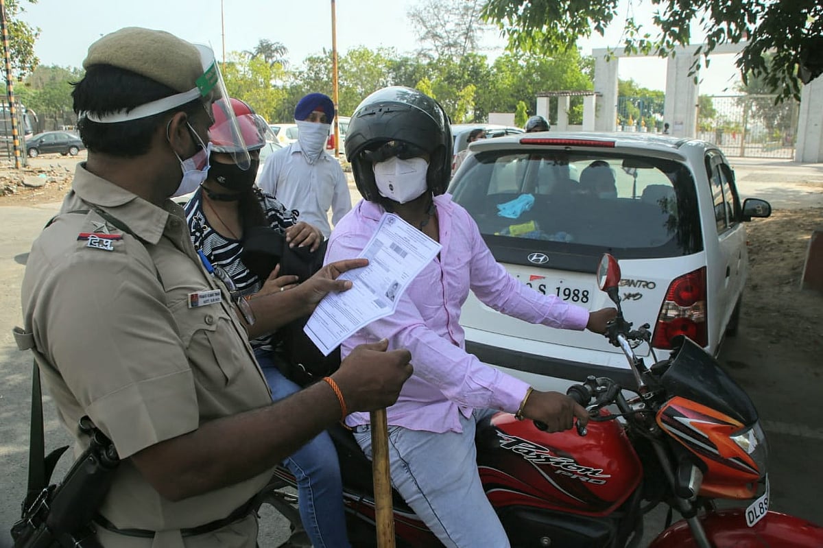 कोरोना: दिल्ली में वीकेंड कर्फ्यू पर सख्त पहरा, सड़कों पर पुलिस मुस्तैद, दुकानें बंद, देखें तस्वीरें  