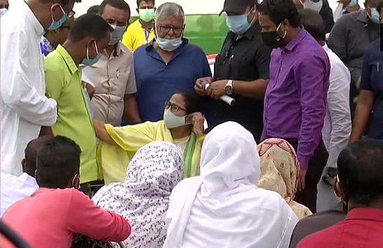 बैन हटते ही कूचबिहार पहुंचीं ममता, CISF की फायरिंग में मारे गए लोगों के परिवार से मिलीं