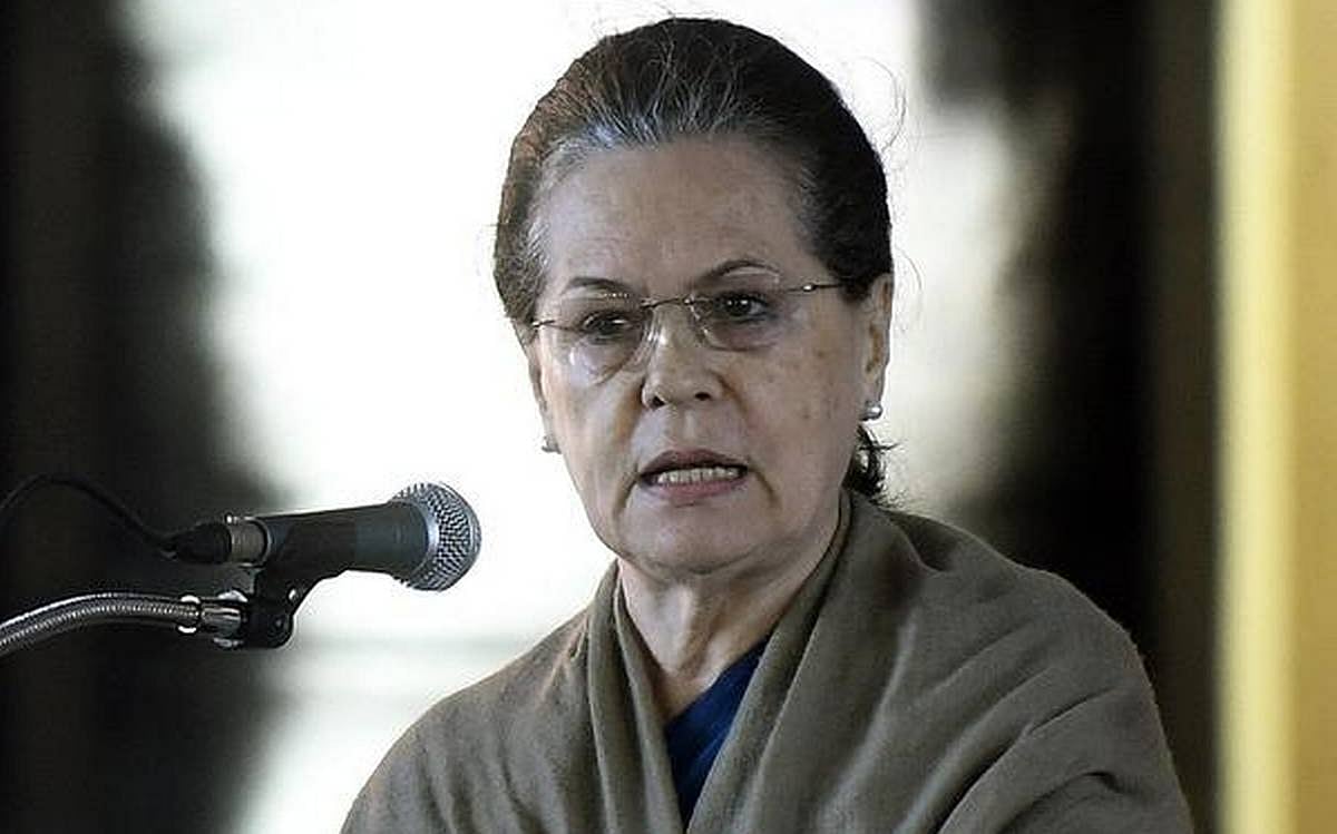 सोनिया गांधी का पीएम को पत्र: उत्पादन बढ़ाकर सबको दी जाए वैक्सीन, मजदूरों के लिए लागू हो न्यूनतम आय गारंटी योजना
