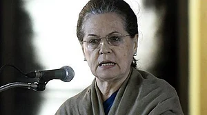 सोनिया गांधी का पीएम को पत्र: उत्पादन बढ़ाकर सबको दी जाए वैक्सीन, मजदूरों के लिए लागू हो न्यूनतम आय गारंटी योजना