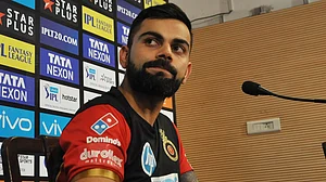 IPL 2021: मैच में विराट कोहली को ये हरकत करना पड़ गया भारी, लगी कड़ी फटकार