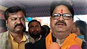 उत्तर प्रदेश में 24 घंटे में कोरोना के रिकॉर्ड 37,238 केस, बीजेपी विधायक का निधन, कुल 196 मौत
