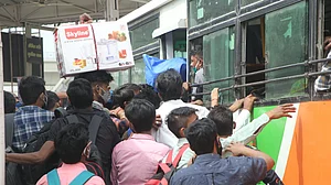 पलायन कर रहे प्रवासियों में पिछले लॉकडाउन का खौफ, अब सरकारों पर नहीं हो रहा भरोसा