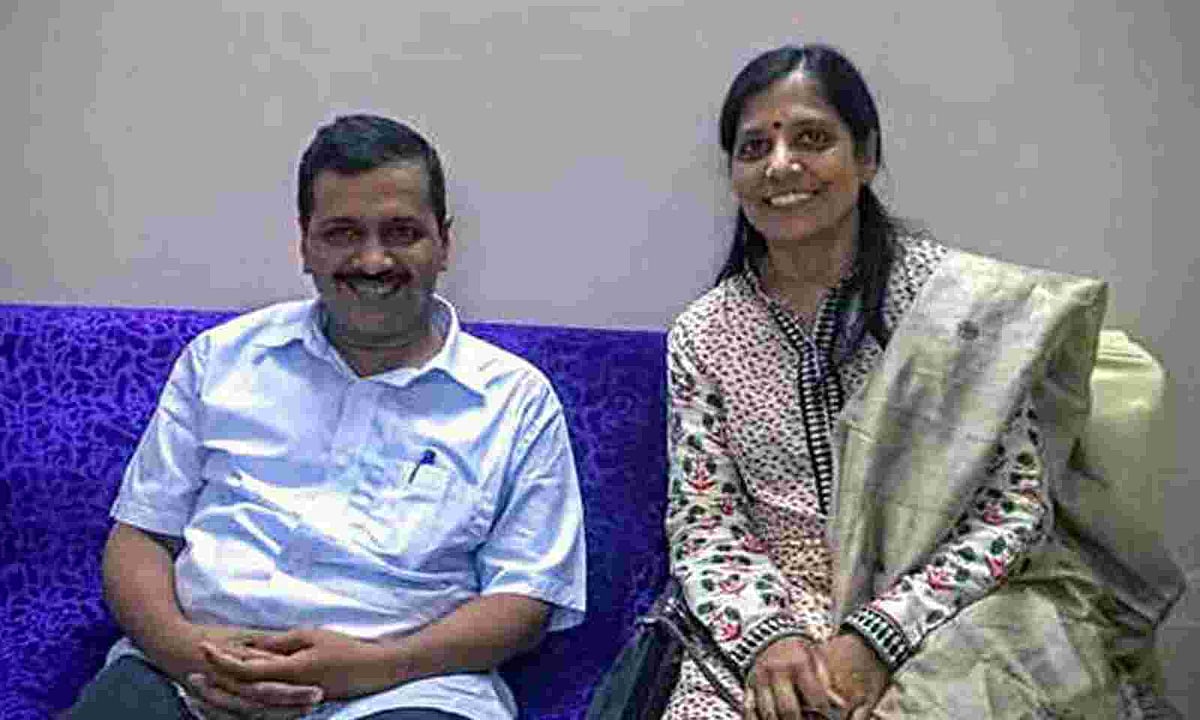 दिल्ली में हर पांचवा संक्रमित अस्पताल में भर्ती, केजरीवाल की पत्नी भी मैक्स साकेत ले जाई गईं