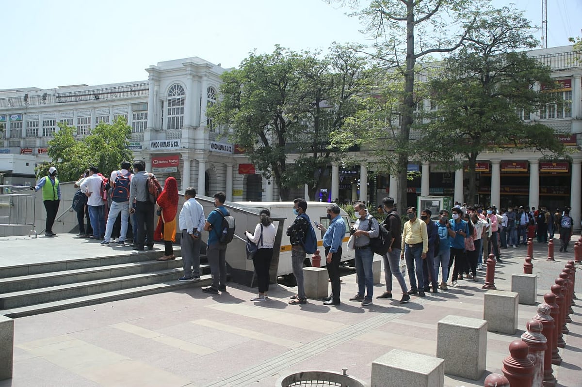दिल्ली मेट्रो पर कोरोना महामारी का असर! कई स्टेशन अस्थाई रूप से बंद, नहीं हो रहा सोशल डिस्टेंसिंग का पालन