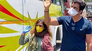 सिनेजीवन: देशभक्ति का ढोंग करने वालों को सोनू सूद ने दिखाया आइना! और कोरोना की चपेट में आए 'देवों के देव महादेव' फेम मोहिर