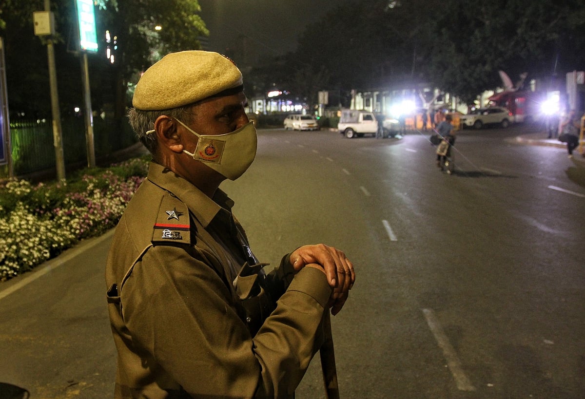दिल्ली के बाद अब नोएडा और गाजियाबाद में भी नाइट कर्फ्यू , सभी स्कूल-कॉलेज बंद करने का आदेश, जानें नई गाइडलाइन