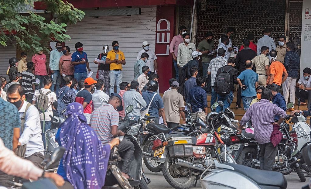 कोरोना के कहर के बीच रेमडेसिविर इंजेक्शन के लिए दिल्ली में रोते बिलखते दिखे परिजन, दुकान के बाहर गुजारी रात