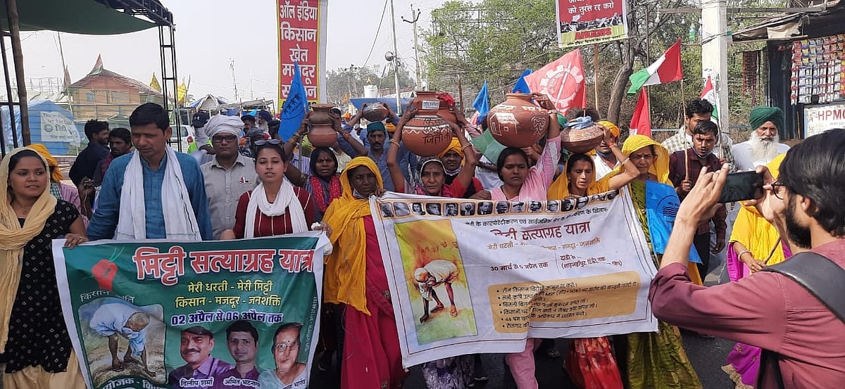किसानों के समर्थन में निकली मिट्टी सत्याग्रह यात्रा दिल्ली बॉर्डर पहुंची, आंदोलन स्थर पर बनाए गए स्मारक