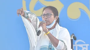 कोरोना का कहर: ममता बनर्जी ने रद्द की बड़ी रैलियां, पीएम मोदी से इस्तीफे की मांग