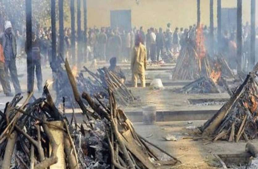 कोरोना का कहर! लखनऊ में छोटे पड़ रहे श्मशान घाट, कम पड़ रही लकड़ियां