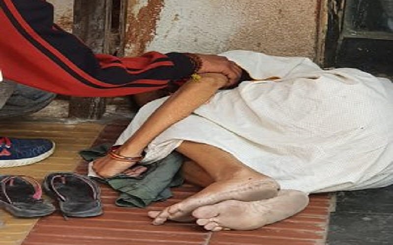 दिल्लीः RML अस्पताल में अमानवीयता की हद, 73 वर्षीय महिला जमीन पर पड़ी रही, नहीं किया भर्ती, मीडिया से बदसलूकी