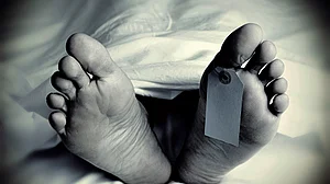 उत्तर प्रदेश: झांसी में हैरान करने वाली घटना, कोरोना के कारण मृत घोषित की गई महिला बालकनी में घूमती हुई मिली!