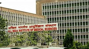 दिल्ली: मेडिकल छात्रों ने एम्स प्रशासन के खिलाफ विरोध प्रदर्शन किया, कहा- प्राथमिक मांग हमारी शिक्षा है