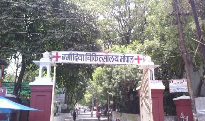 भोपाल के अस्पताल में जश्न के लिए रोके गए स्वस्थ मरीज, बाहर बेड के लिए दर-दर भटक रहे लोग, कांग्रेस ने उठाया सवाल