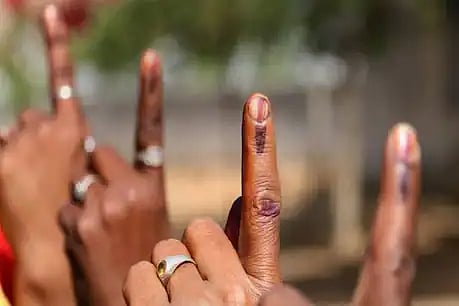 असम चुनाव में बड़ी गड़बड़ी, डाक मतपत्र के साथ मिला अधिकारी, पूरी खबर पढ़कर चौंक जाएंगे आप!