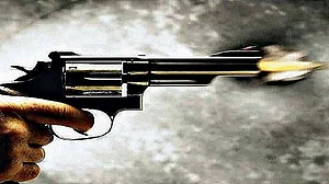 उत्तर प्रदेश के चंदौली में बेखौफ बदमाशों का आतंक! घर में घुसकर महिला को मारी गोली