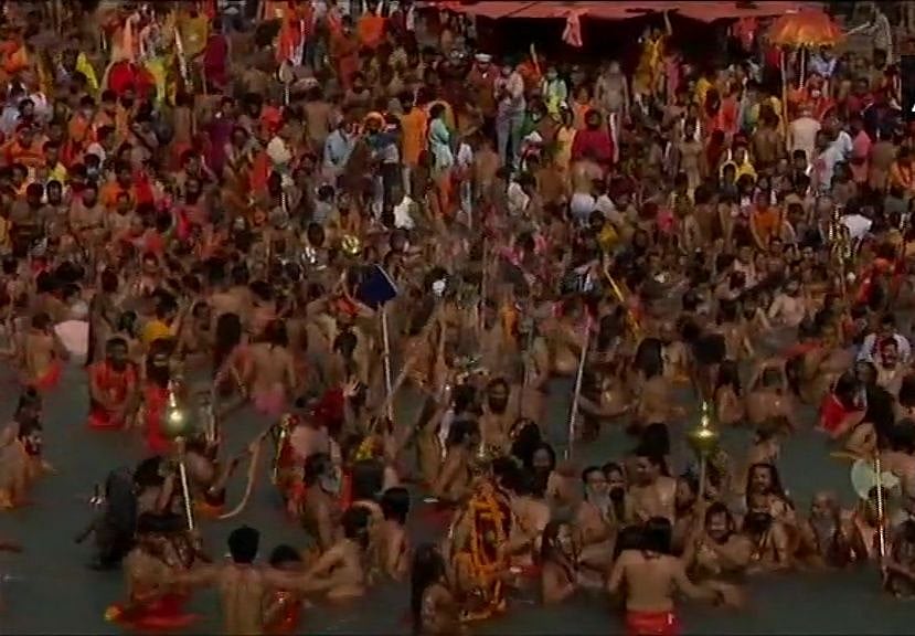 हरिद्वार कुंभ: कोरोना नियमों को ताख पर रखकर लाखों श्रद्धालुओं ने गंगा में लगाई डुबकी, देखें वीडियो