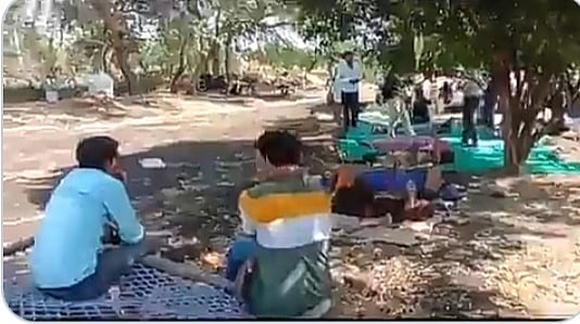 कोरोनाः खेत बने अस्पताल, पेड़ पर टंगी ग्लूकोज की बोतल, मध्य प्रदेश के गांव में ऐसे हो रहा इलाज