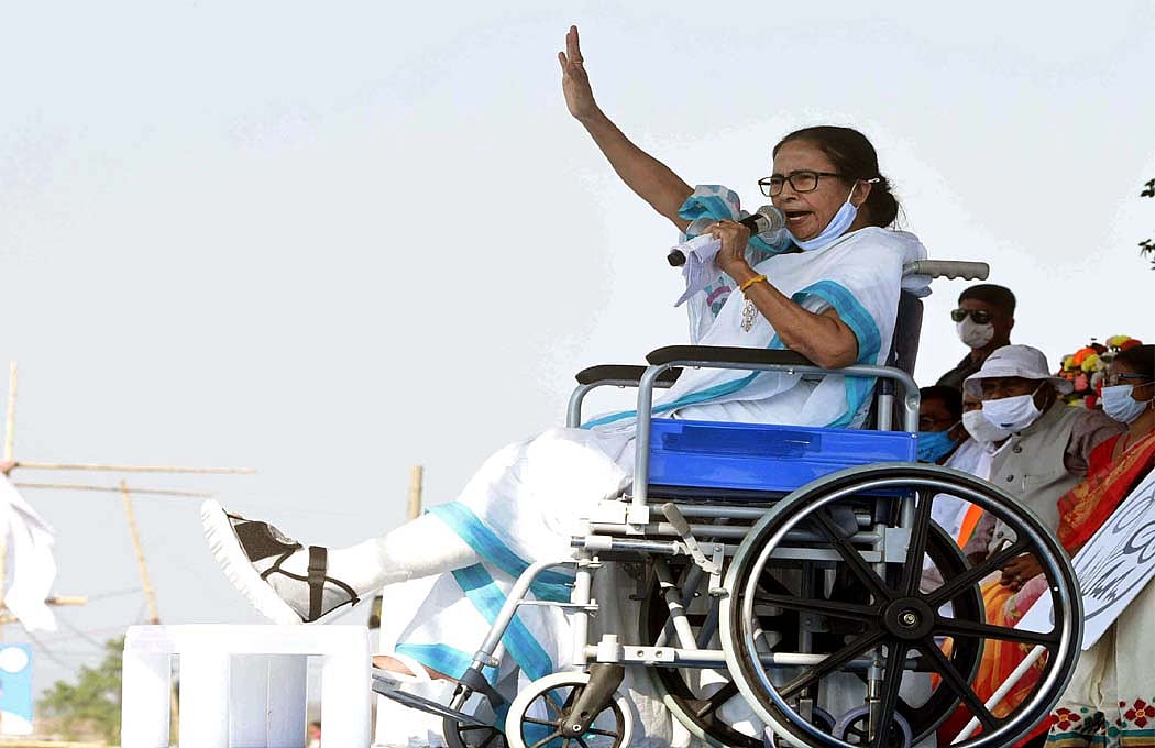 बंगाल में फिर बनेगी ममता बनर्जी की सरकार? रुझानों में TMC को मिला बहुमत, नंदीग्राम में टक्कर जारी