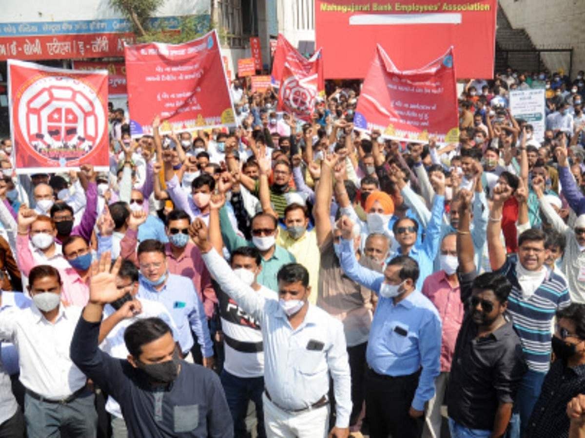 उत्तर प्रदेश में सरकारी कर्मचारियों की हड़ताल पर 6 महीने की रोक, योगी सरकार ने लगाया एस्मा