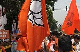 यूपी में योगी सरकार के खिलाफ भारी रोष! चुनाव से पहले नाराजगी दूर कराने में जुटी बीजेपी