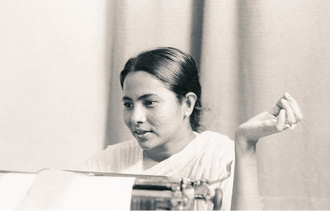 ममता बनर्जी ने कर दिया 'खेला', भारी बहुमत से हैट्रिक करने की ओर, 100 का आंकड़ा पार करने के लिए बीजेपी का संघर्ष